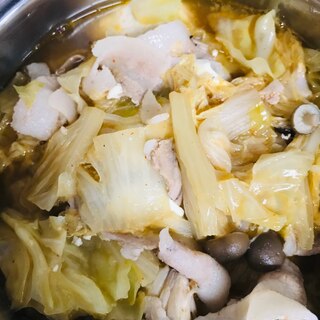 白菜とキャベツとしめじと豚バラ肉のキムチ鍋